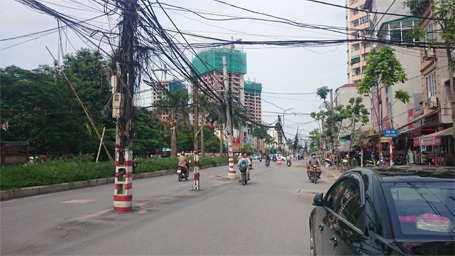 Hà Nội: Hàng chục cột điện “thử tay lái” người đi đường - 2 Hàng chục cây cột điện trên phố Tân Mai đang gây cản trở và nguy hiểm cho người đi đường