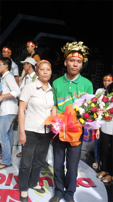 Bà Phạm Thị Dương luôn bên con trai trong tất cả các cuộc thi.