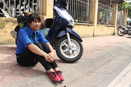 Phút nghỉ ngơi của sinh viên tình nguyện mùa thi - 1 Phút nghỉ ngơi của sinh viên tình nguyện mùa thi
