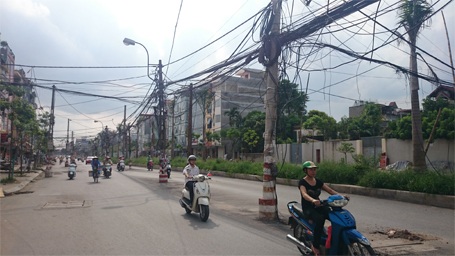 Hà Nội: Hàng chục cột điện “thử tay lái” người đi đường - 3 Hàng chục cây cột điện trên phố Tân Mai đang gây cản trở và nguy hiểm cho người đi đường