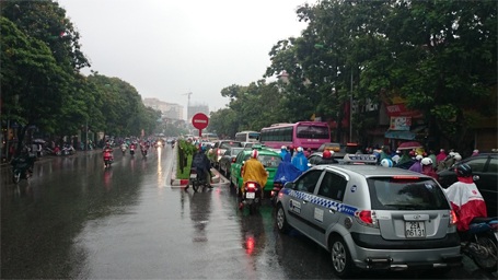 Giao thông ùn tắc 1 chiều trên đường Xuân Thủy trước cổng trường HV Báo chí và Tuyên truyền