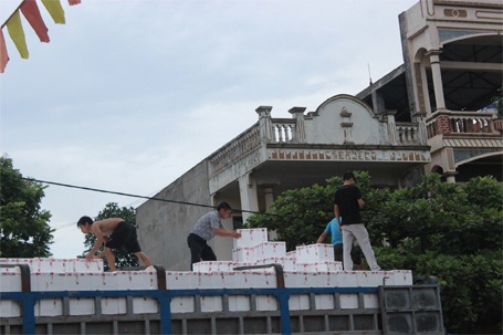 ... và đưa hàng lên xe.