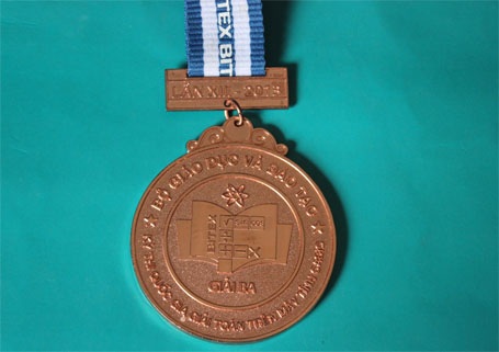 Ngọc Anh đạt giải 3 quốc gia giải Học sinh giỏi casio năm lớp 11.