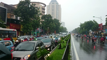 Giao thông ùn tắc 1 chiều trên đường Xuân Thủy trước cổng trường HV Báo chí và Tuyên truyền