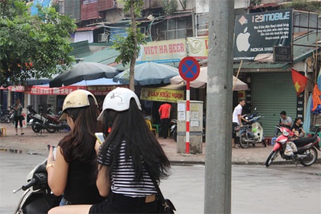 Hà Nội: Mũ bảo hiểm rởm vẫn “vô tư” lượn phố - 7 Nguyễn Dương