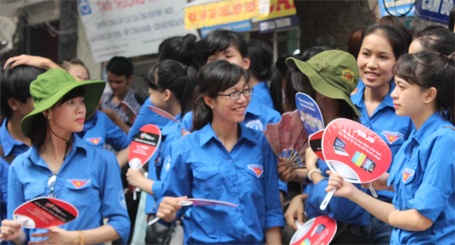 Phút nghỉ ngơi của sinh viên tình nguyện mùa thi - 7 Nụ cười rạng ngời