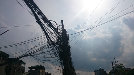 Hà Nội: Hàng chục cột điện “thử tay lái” người đi đường - 5 Những cây cột điện này còn bị đu bởi những mớ dây nặng trĩu, nguy cơ gãy đổ rất cao