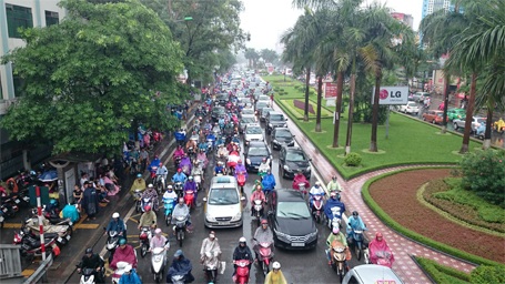 Đường Trần Duy Hưng ùn tắc 1 chiều đầu giờ sáng