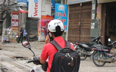 Hà Nội: Mũ bảo hiểm rởm vẫn “vô tư” lượn phố - 8 Nguyễn Dương