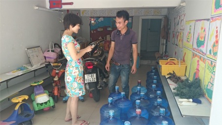 Gia đình chị Nga phải bỏ ra gần 1 triệu mỗi ngày để mua nước đóng bình về sinh hoạt