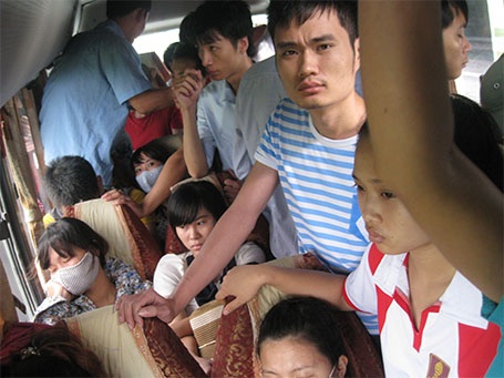 Hành khách bị "nhồi nhét" kinh hoàng trên đường về quê nghỉ Lễ 2/9 - 1 Nhà xe này chở quá tới 40 hành khách (Ảnh Đình Hưng)