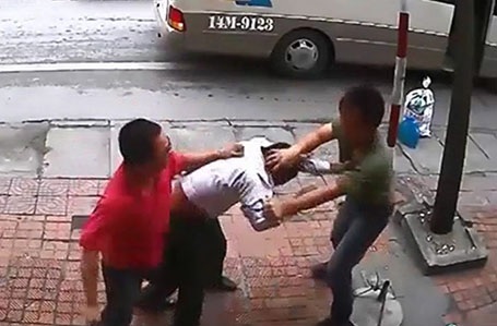 Phạt hành chính 2 đối tượng đánh hành khách bê bết máu - 1 Hai đối tượng hành hung ông Quảng bị phạt tổng cộng 3 triệu đồng.
