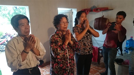 Đội mưa viếng mộ nạn nhân vụ thẩm mỹ viện Cát Tường