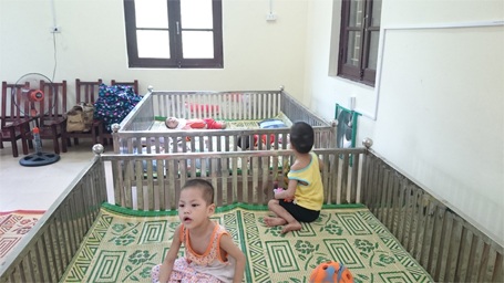 Trẻ em chùa Bồ Đề bỡ ngỡ trong “ngôi nhà mới” - 2 Nhiều bé vẫn tỏ ra bỡ ngỡ