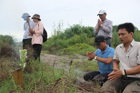 Gia đình anh Huy thắp hương làm lễ chuẩn bị cho cuộc tìm kiếm