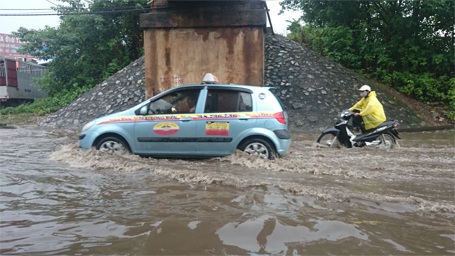 Dòng phương tiên phải bơi qua đoạn đường này...