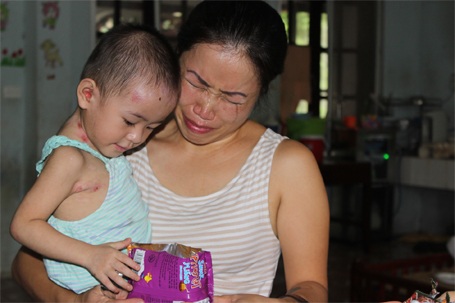 Trào nước mắt gặp lại em bé "có giòi" ở chùa Bồ Đề - 1 Chị Hương - thành viên nhóm từ thiện đã bật khóc khi thấy Tâm Anh sức khỏe tốt lên