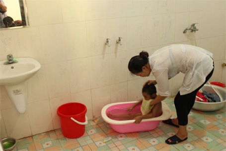 Trẻ em chùa Bồ Đề bỡ ngỡ trong “ngôi nhà mới” - 9 Khi được ra ngoài nhiều trẻ tỏ ra thoải mái hơn...