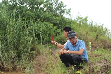 Anh Huy sốt ruột ngồi ngóng tin trên bờ