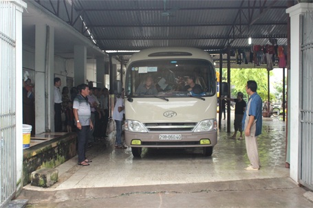 8h30 xe đầu tiên bắt đầu lăn bánh khỏi chùa Bồ Đề...