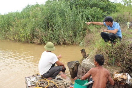 4 đến 5 tiếng quần thảo, mò tìm dưới đáy sông nhưng thợ lặn vẫn chưa thấy gì.