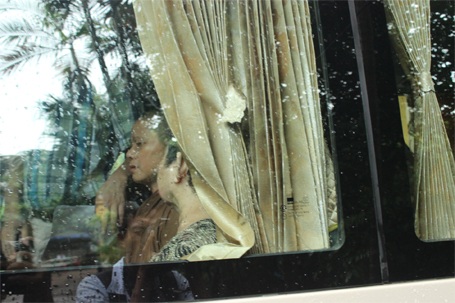 Bật khóc khi rời chùa...