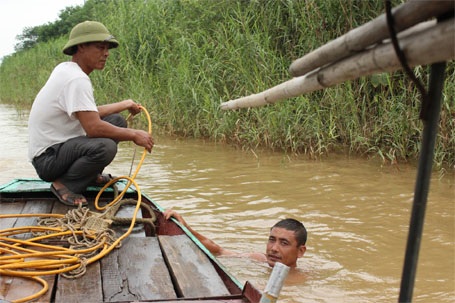 4 đến 5 tiếng quần thảo, mò tìm dưới đáy sông nhưng thợ lặn vẫn chưa thấy gì.