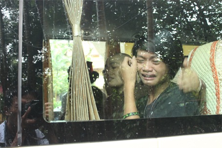 Bật khóc khi rời chùa...