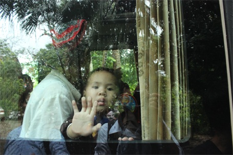 9h, chiếc xe số 2 (cuối cùng) cũng lăn bánh khỏi chùa Bồ Đề...