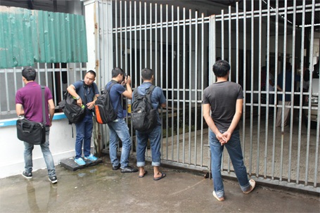 Trong cơn mưa nặng hạt sáng nay, các phóng viên tác nghiệp rất khó khăn