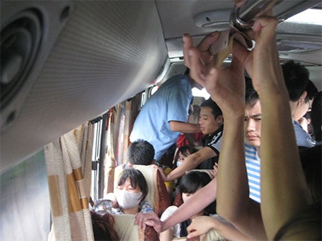 Hành khách bị "nhồi nhét" kinh hoàng trên đường về quê nghỉ Lễ 2/9 - 2 Nhà xe này chở quá tới 40 hành khách (Ảnh Đình Hưng)