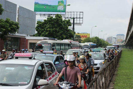 Nhiều tuyến đường tắc nghẽn kéo dài