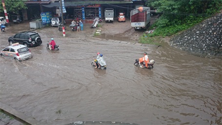 Dòng phương tiên phải bơi qua đoạn đường này...