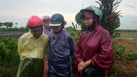 Em trai  thắp hương cho chị.