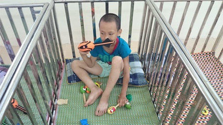 Trẻ em chùa Bồ Đề bỡ ngỡ trong “ngôi nhà mới” - 4 Nhiều bé thấy gò bó và muốn đi ra ngoài...