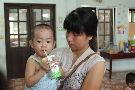 Trào nước mắt gặp lại em bé "có giòi" ở chùa Bồ Đề - 3 Nhóm từ thiện tặng sữa cho Tâm Anh và bé đã uống rất ngon
