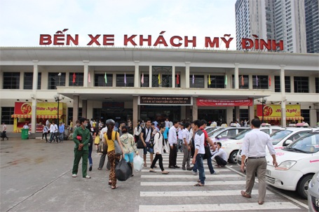 Hành khách đến bến mỗi lúc một đông