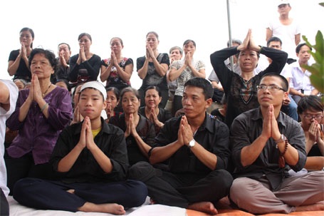 Gia đình làm lễ cầu siêu cho nạn nhân vụ Cát Tường - 4 Chồng con chị Huyền cùng tham gia lễ cầu siêu