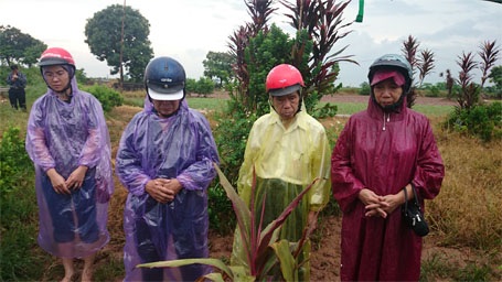 Em trai  thắp hương cho chị.