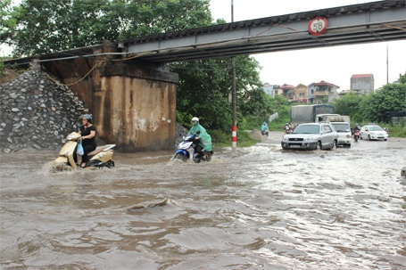Dòng phương tiên phải bơi qua đoạn đường này...