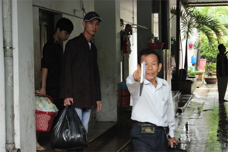 Người đàn ông này liên tục xua đuổi phóng viên tác nghiệp.