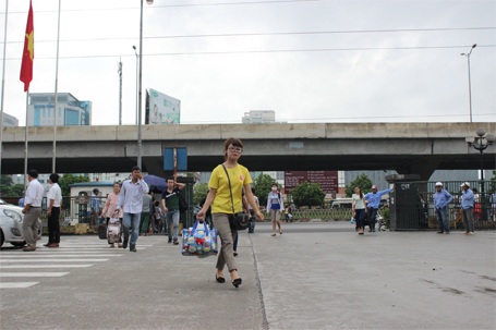 Vội vã bắt xe về quê...