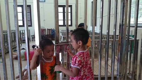 Trẻ em chùa Bồ Đề bỡ ngỡ trong “ngôi nhà mới” - 5 Nhiều bé thấy gò bó và muốn đi ra ngoài...