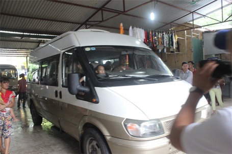 Hình ảnh di chuyển 17 cháu bé ra khỏi chùa Bồ Đề - 7 Khoảng 9h sáng, xe bắt đầu lăn bánh đưa 17 trẻ em và 13 người già rời khỏi chùa Bồ Đề