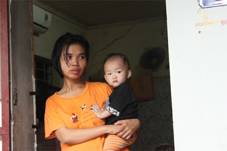 Người ở lại mắt đỏ hoe khi tiễn những người thân...