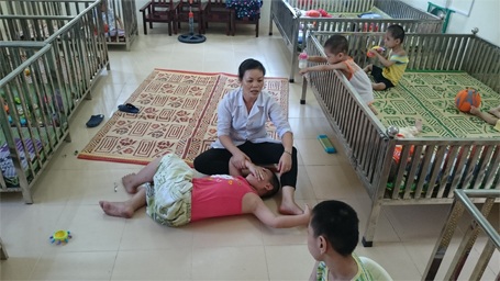 Trẻ em chùa Bồ Đề bỡ ngỡ trong “ngôi nhà mới” - 6 Em bé này quậy phá liên tục, khiến cán bộ chăm sóc vất vả
