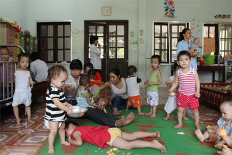 Trào nước mắt gặp lại em bé "có giòi" ở chùa Bồ Đề - 7 Nhóm từ thiện cũng tỏ ra rất thân thiện với các bé khác nơi đây