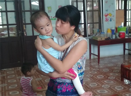 Trào nước mắt gặp lại em bé "có giòi" ở chùa Bồ Đề - 6 ...và dành nhiều thời gian âu yếm bé Tâm Anh trong suốt thời gian ở thăm trung tâm