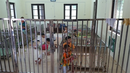 Trẻ em chùa Bồ Đề bỡ ngỡ trong “ngôi nhà mới” - 7 Khi được ra ngoài nhiều trẻ tỏ ra thoải mái hơn...