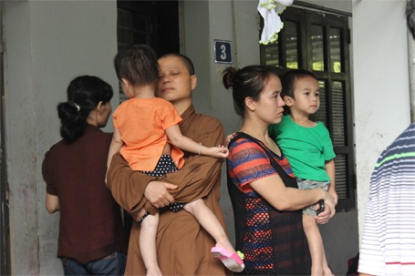 Sư Đàm Lan rơi lệ trong buổi đưa tiễn sáng nay